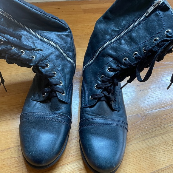 Steve Madden black tie booties with zipper, size 11 - Picture 4 of 9